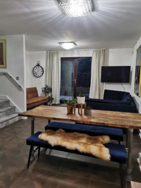 Riverside Cockatoo's Cottage Charming 3 Bed Retreat for up to 10 Guests